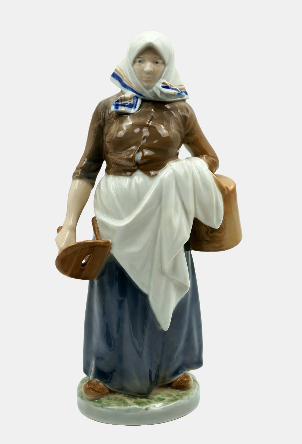 Royal Copenhagen / Thomsen, Christian (1860-1921), Milkmaid