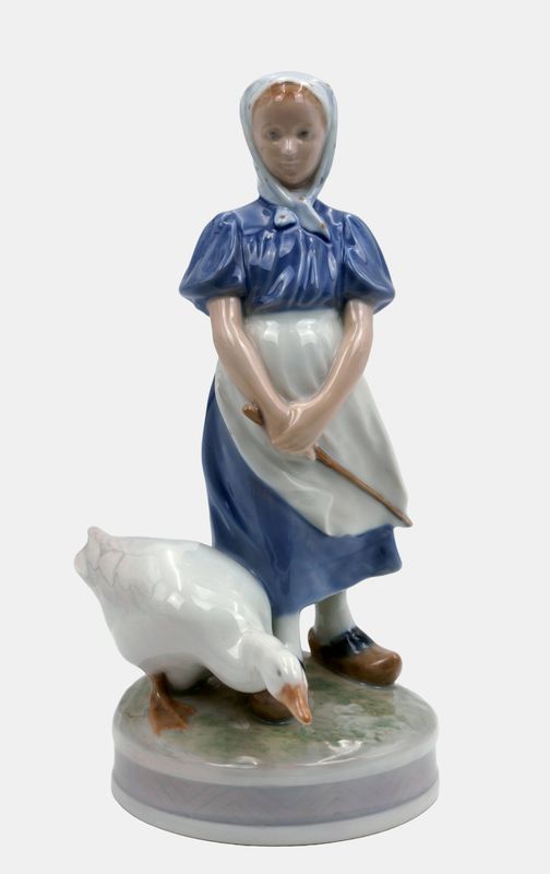 Royal Copenhagen / Thomsen, Christian (1860-1921), Peasant girl with goose