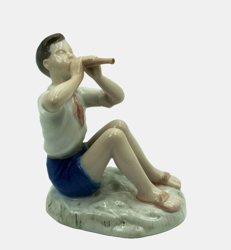 Bing & Gröndahl / Thymann, Vita Birgitte, Boy playing the flute