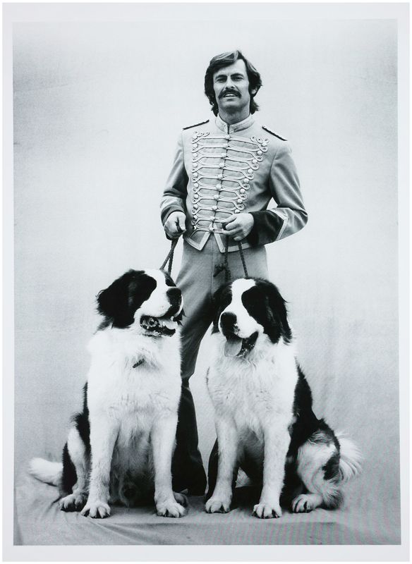 Moses, Stefan (1928 - 2018), Artist with St. Bernards, c. 1975