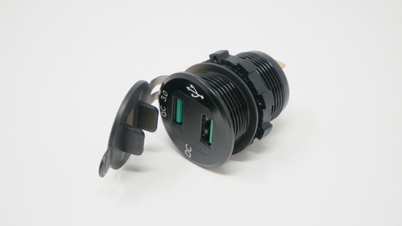 DOUBLE 2A USB SOCKET WITH VOLTMETER