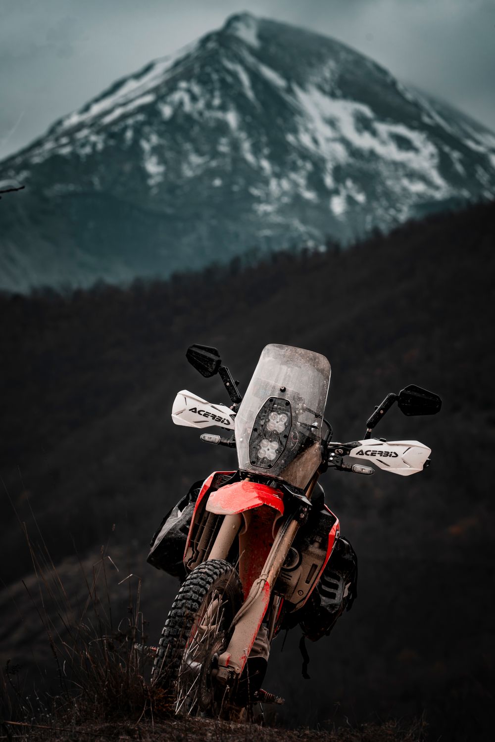 Moto allestita 4K davanti a una montagna