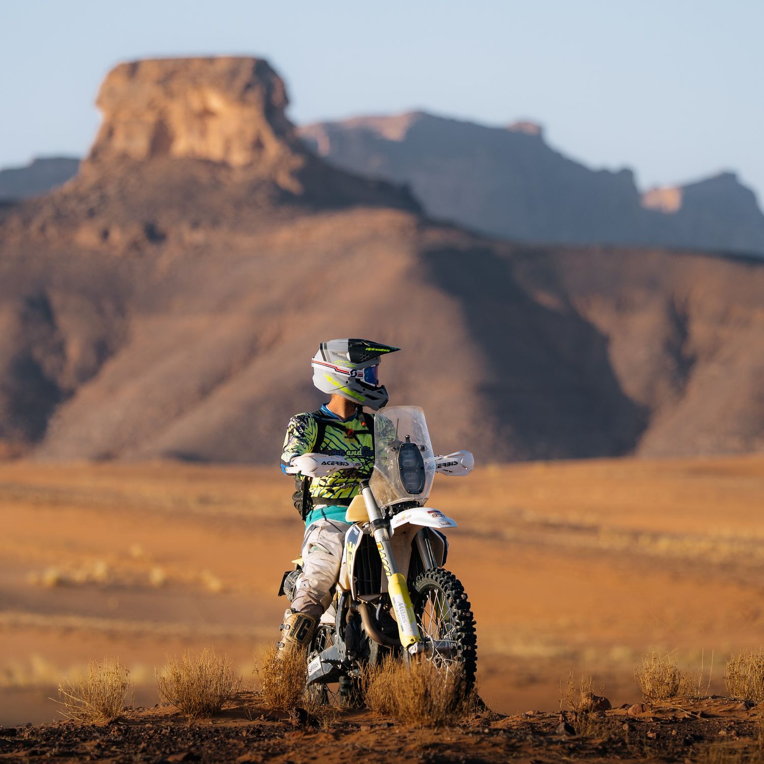 Pilota con una moto allestita 4K nel deserto
