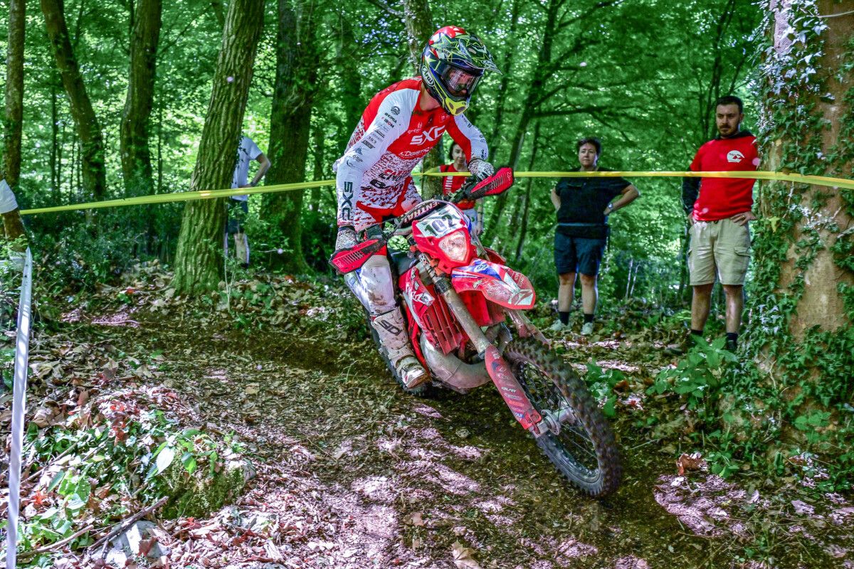 Enduro in azione nel bosco