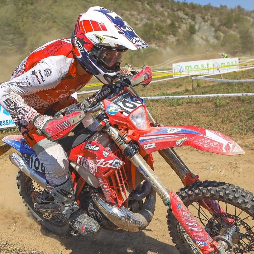 Enduro in azione con lo smorzatore inerziale