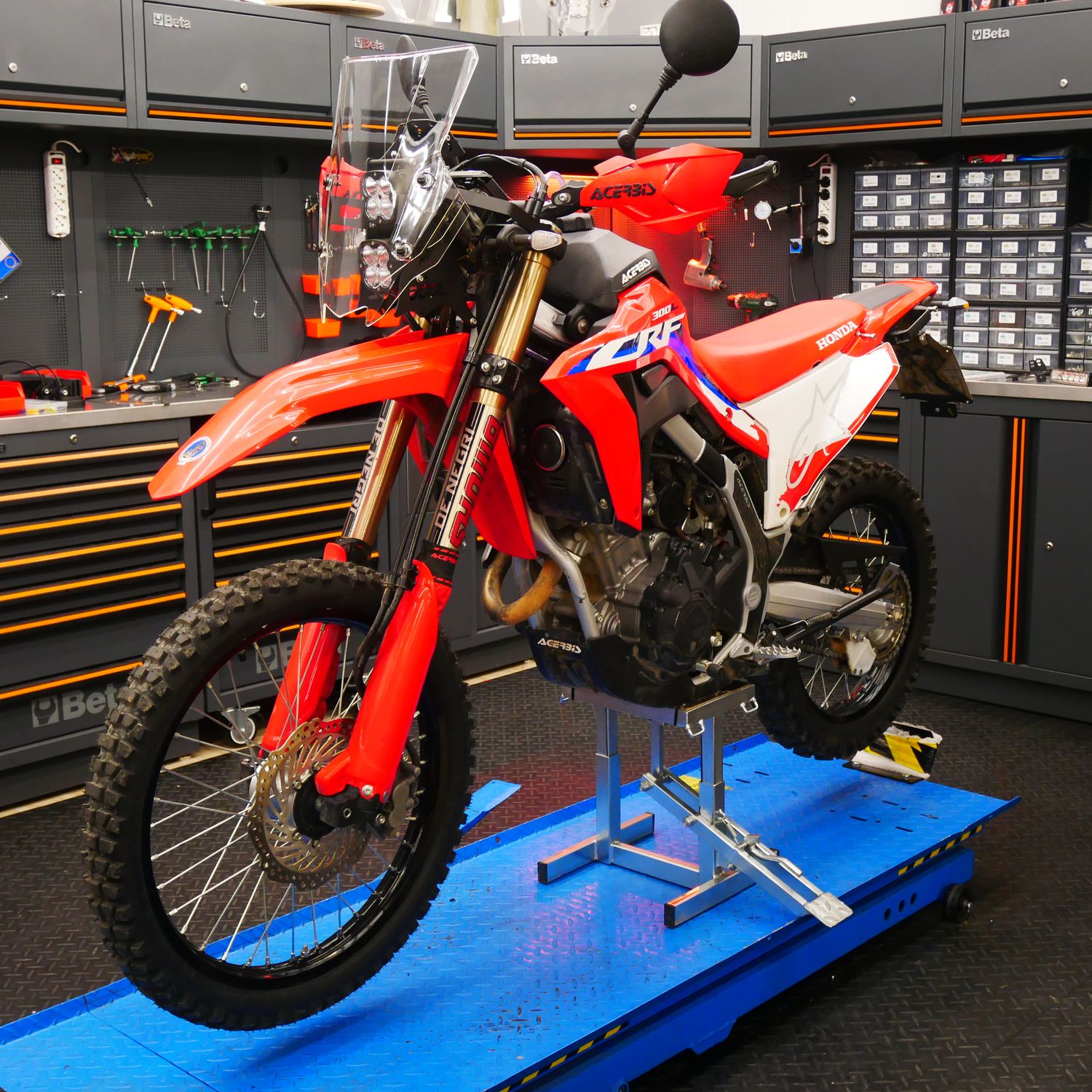 Honda CRF 300L sul ponte, in sede da 4K, durante l'allestimento