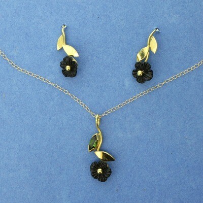 18ct gold, Onyx flower pendant & necklace set