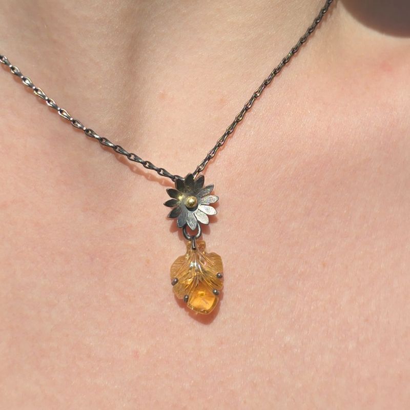 Daisy &amp;  leaf  Pendant
