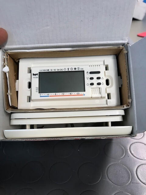 TH/300 BB CRONOTERMOSTATO TERMOPROGRAMMATORE DA INCASSO 69404000