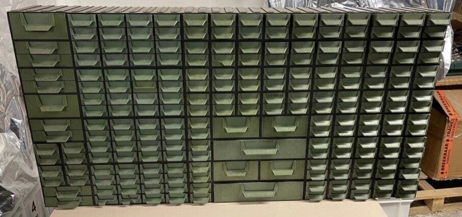 CASSETTIERA USATA VERDE COMPOSTA DA DIFFERENTI BLOCCHI CON NR. 216 CASSETTI TOT.  DI VARIE MISURE