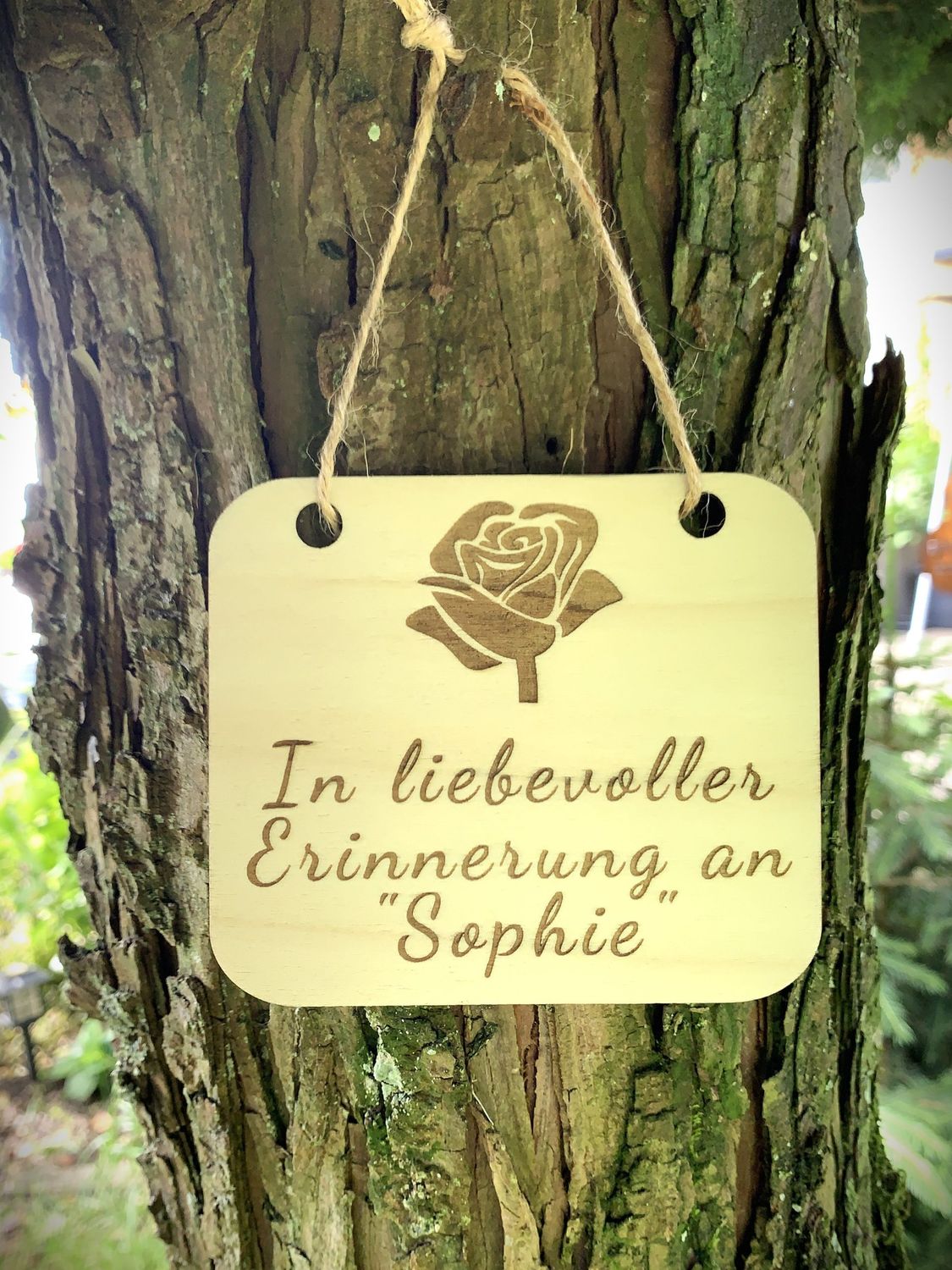 Holzschild "In liebevoller Erinnerung" mit graviertem Namen