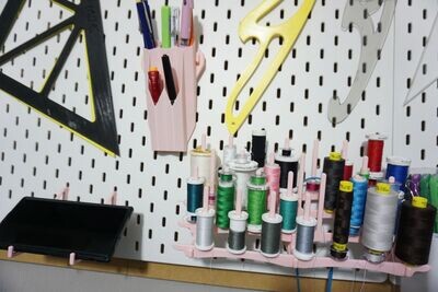 Accessoires compatibles avec les tableaux perforés SKADIS d'IKEA.