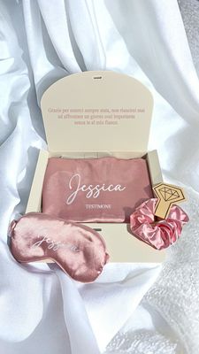 BOX DAMIGELLA/TESTIMONE ROSA (vestaglia, scruchie e mascherina notturna)