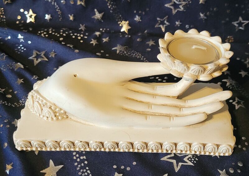 Räucherstäbchen- und Kerzenhalter - Hand mit Lotus in cremefarben