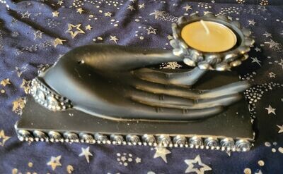 Räucherstäbchen- und Kerzenhalter - Hand mit Lotus in schwarz