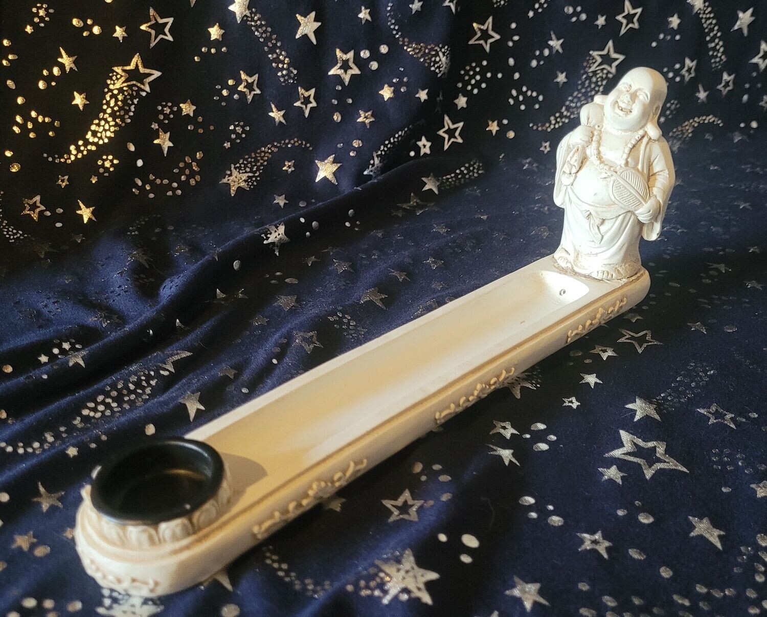 ​Räucherstäbchen- und Kegelhalter - Glücks-Buddha cremefarben