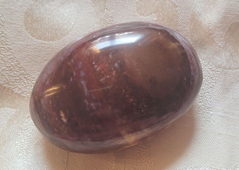 ​Trommelstein versteinertes Holz - 6,5 cm