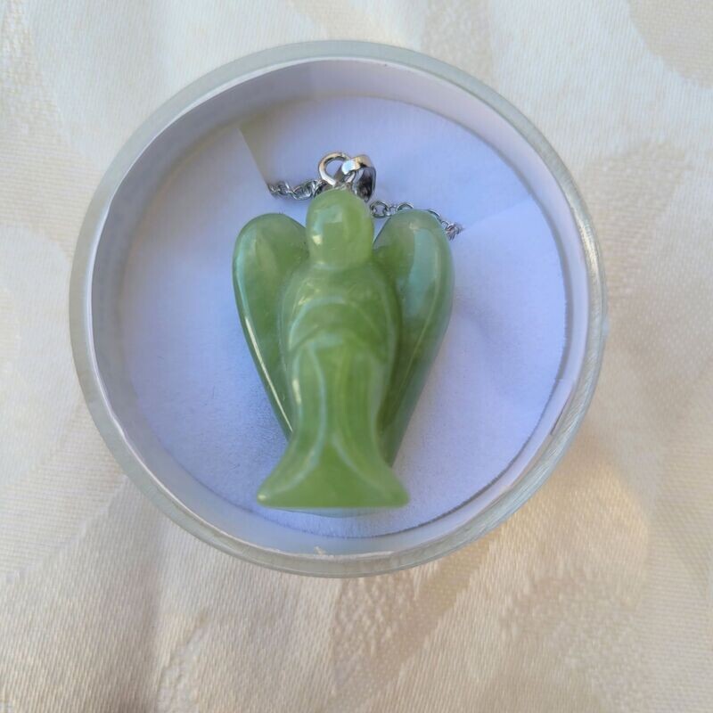 Edelsteinanhänger Engel aus Jade mit Kette