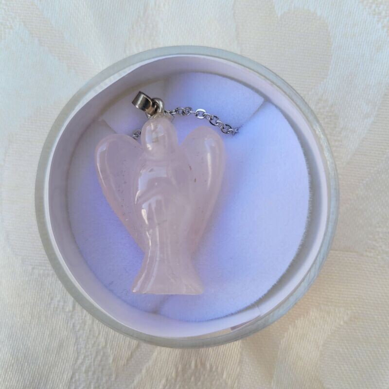 ​Edelsteinanhänger Engel aus Rosenquarz mit Kette