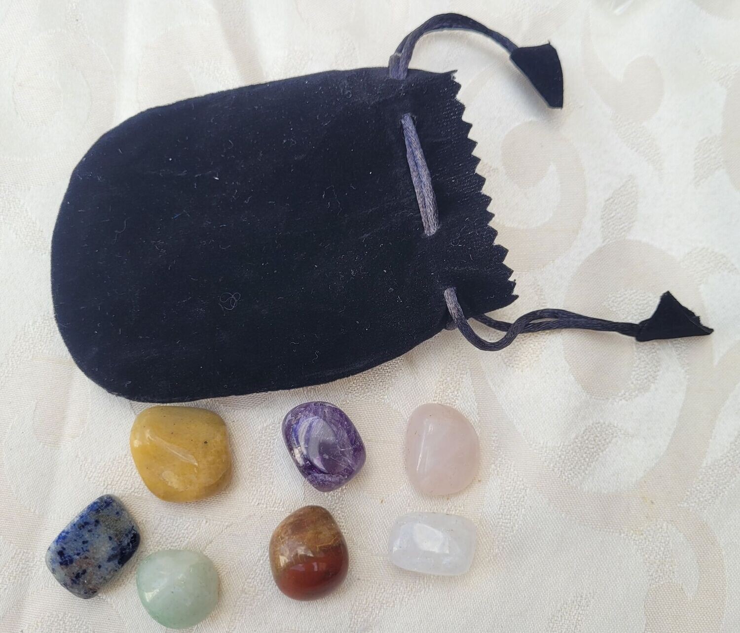 7 Chakra Trommelsteine im Samtbeutel