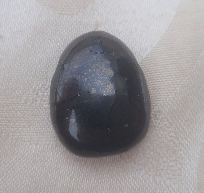 Shungit - 2,5 mm gebohrt