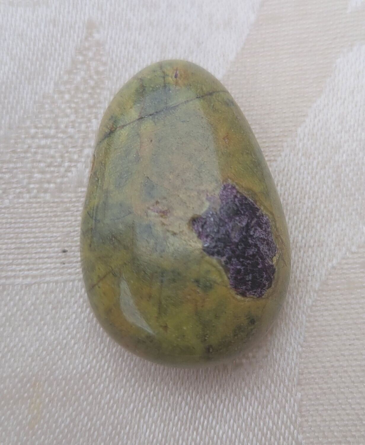 ​Stichtit mit Serpentin - 2,5 mm gebohrt