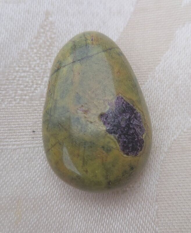 ​Stichtit mit Serpentin - 2,5 mm gebohrt