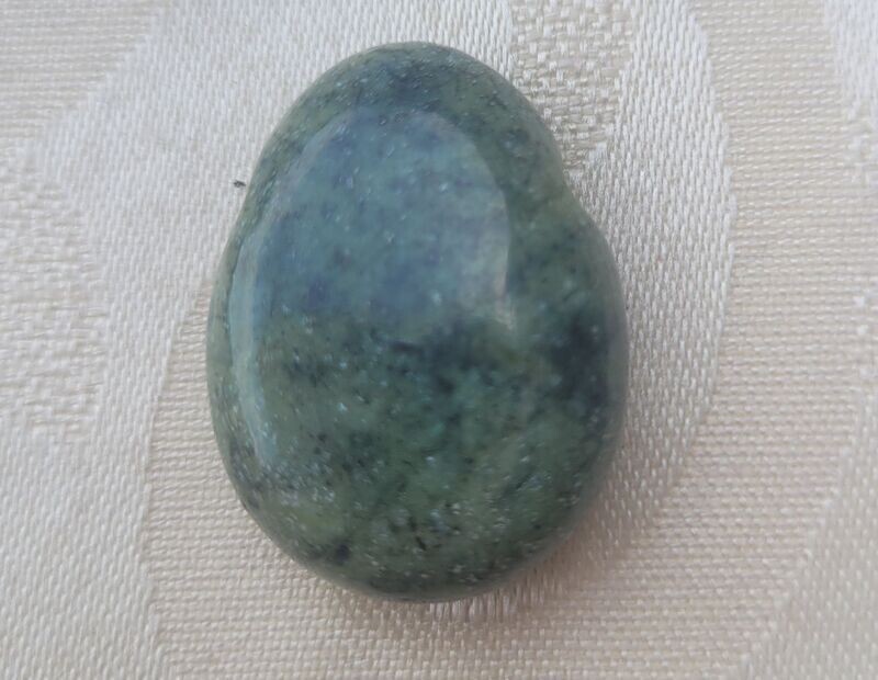 Nephrit Jade - 2,5 mm gebohrt