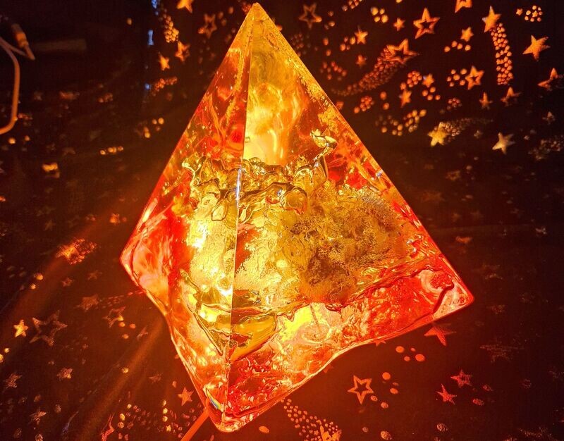 ​Orgonit Pyramide - Metamorphose in Rot