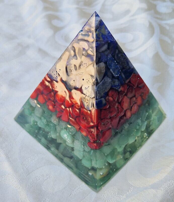 Orgonit Pyramide mit Lapislazuli, rote Koralle und Aventurin