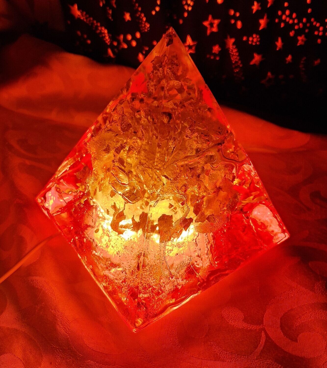 ​Orgonit Pyramide - Metamorphose in Rot