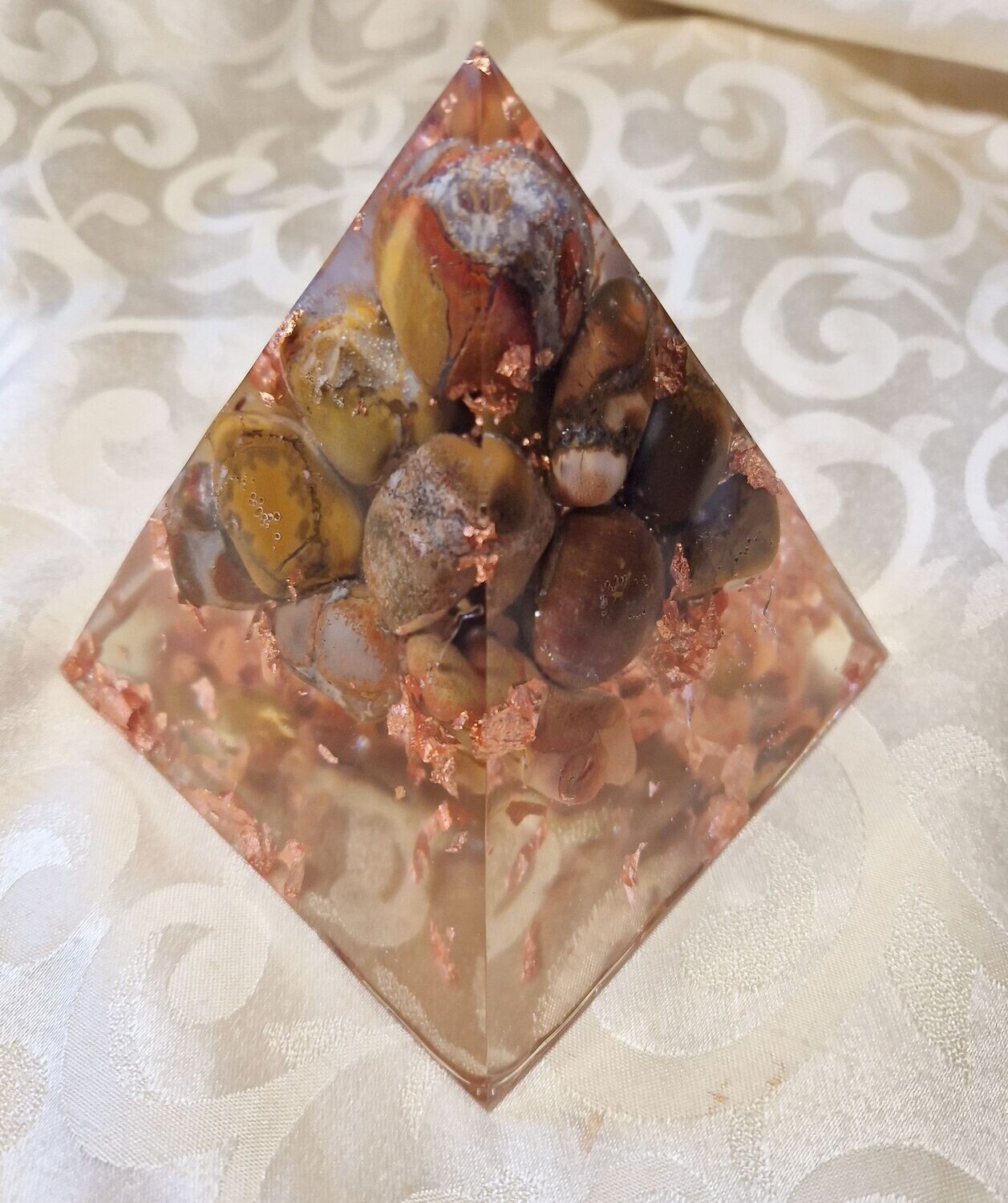 ​Orgonit Pyramide - Conglomerat - mit kupferfarbenem Schlagmetall