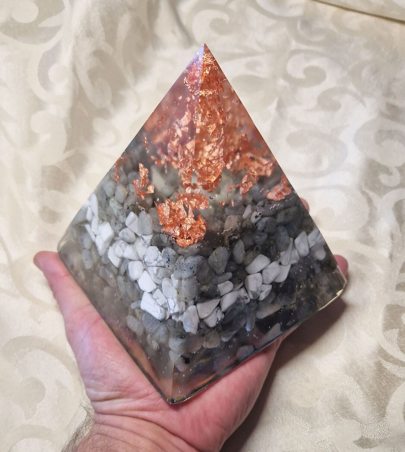 ​Orgonit Pyramide - Labradorit und Howlith - mit kupferfarbenem Schlagmetall