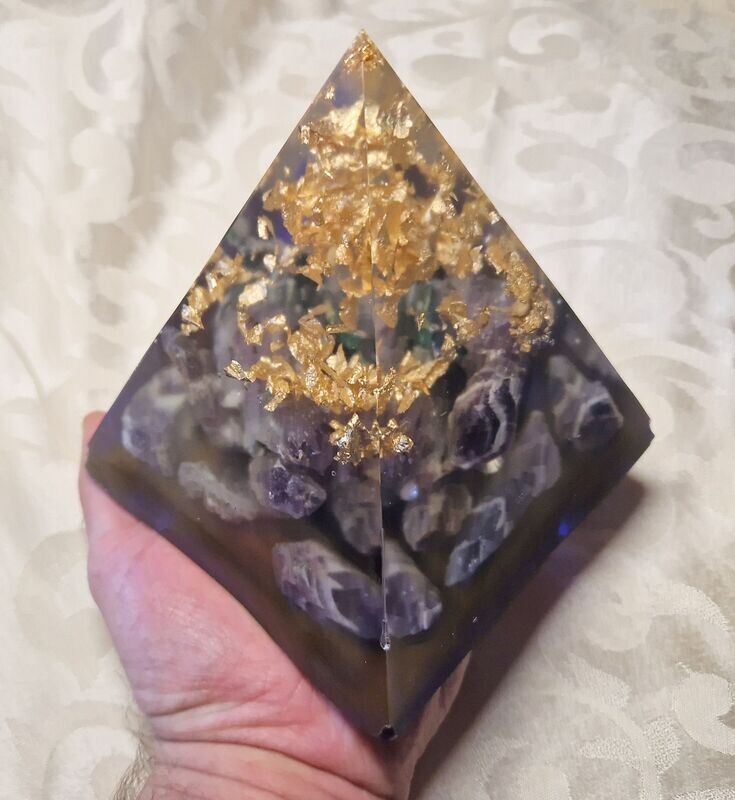 Orgonit Pyramide - Amethyst Drusen und Rohsteine - mit goldfarbenem Schlagmetall