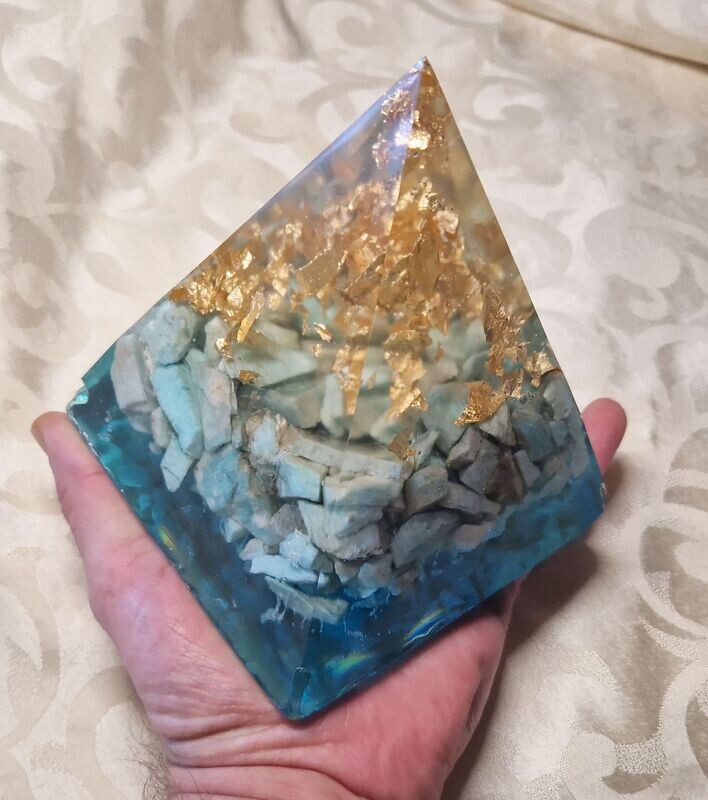 Orgonit Pyramide - Amazonit Rohsteine - mit goldfarbenem Schlagmetall