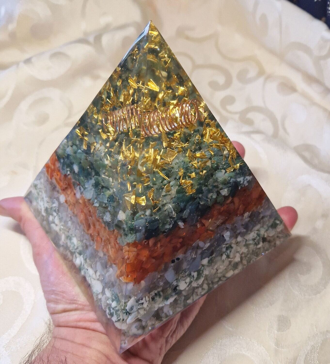 ​Orgonit Pyramide - verschiedene Edelsteine - mit goldfarbenem Schlagmetall und Kupferfeder