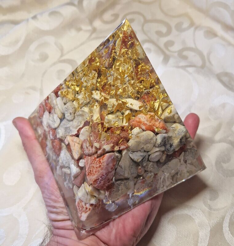 ​Orgonit Pyramide - Alunit Rohsteine - mit goldfarbenem Schlagmetall