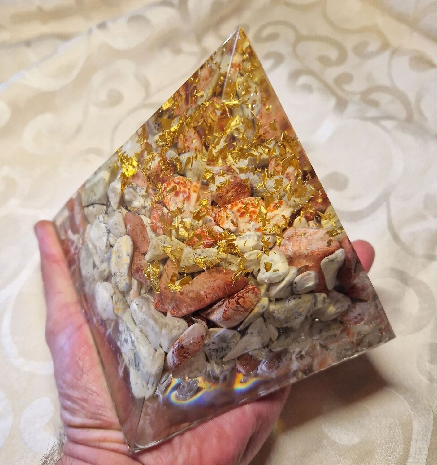 ​Orgonit Pyramide - Alunit Rohsteine - mit goldfarbenem Schlagmetall