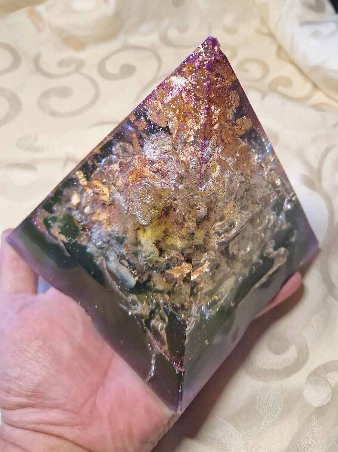 ​Orgonit Pyramide - Metamorphose mit goldfarbenem Schlagmetall in lila