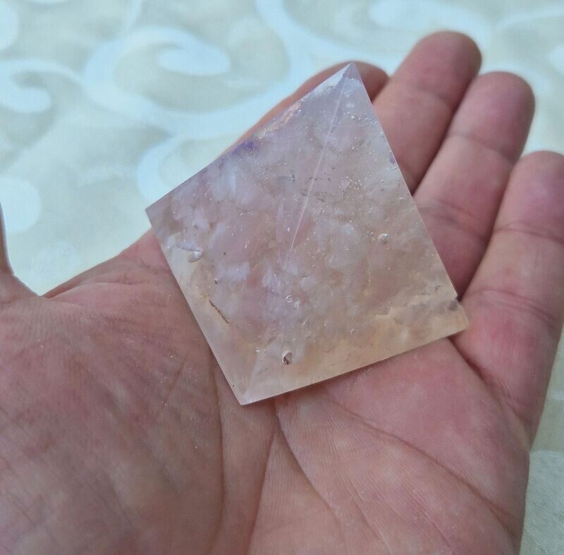 ​Kleine Pyramide mit Rosenquarz