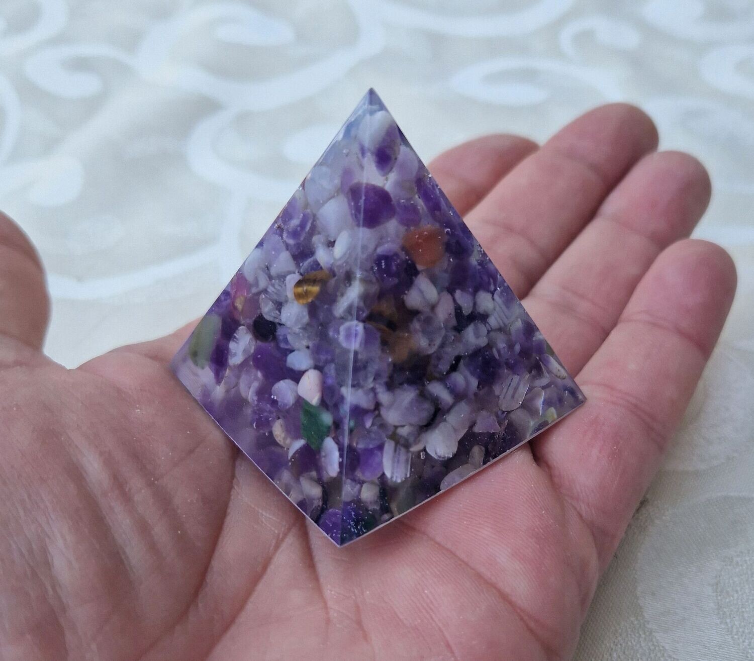 Kleine Pyramide mit Amethyst