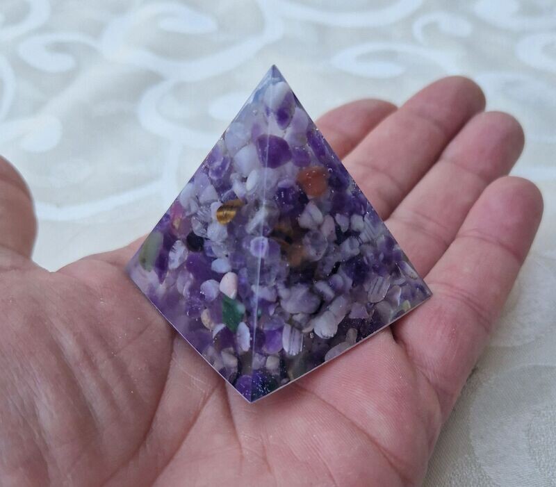 Kleine Pyramide mit Amethyst