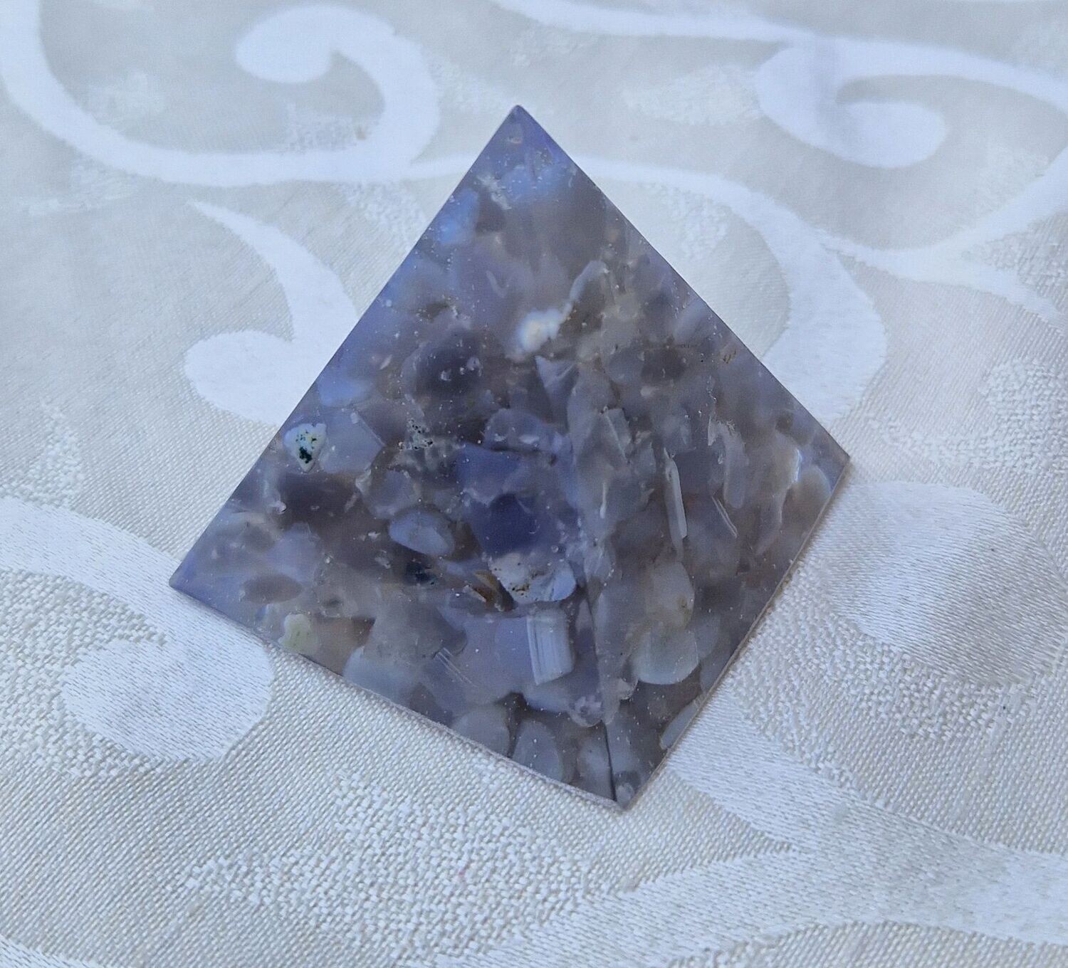 Kleine Pyramide mit Achat grau
