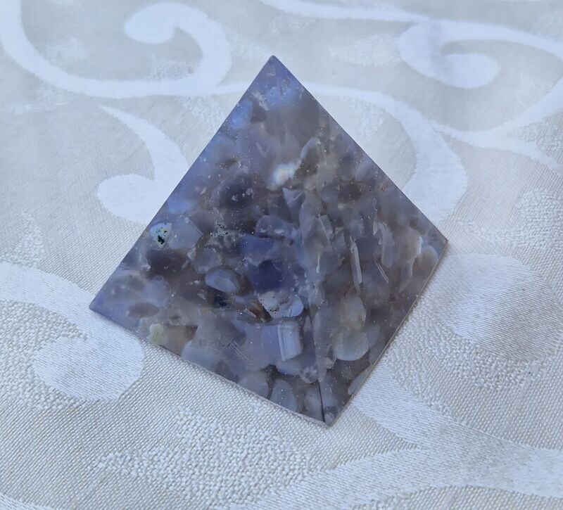 Kleine Pyramide mit Achat grau