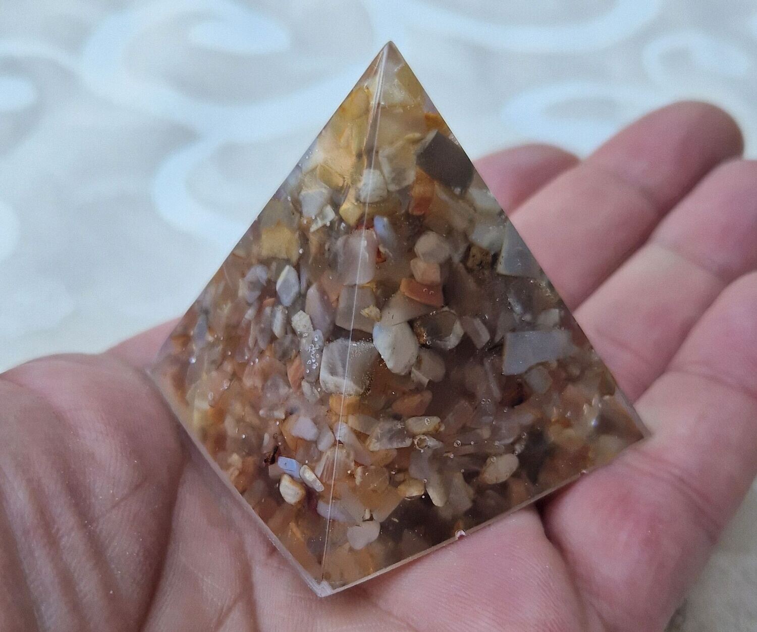 ​Kleine Pyramide mit Mondstein