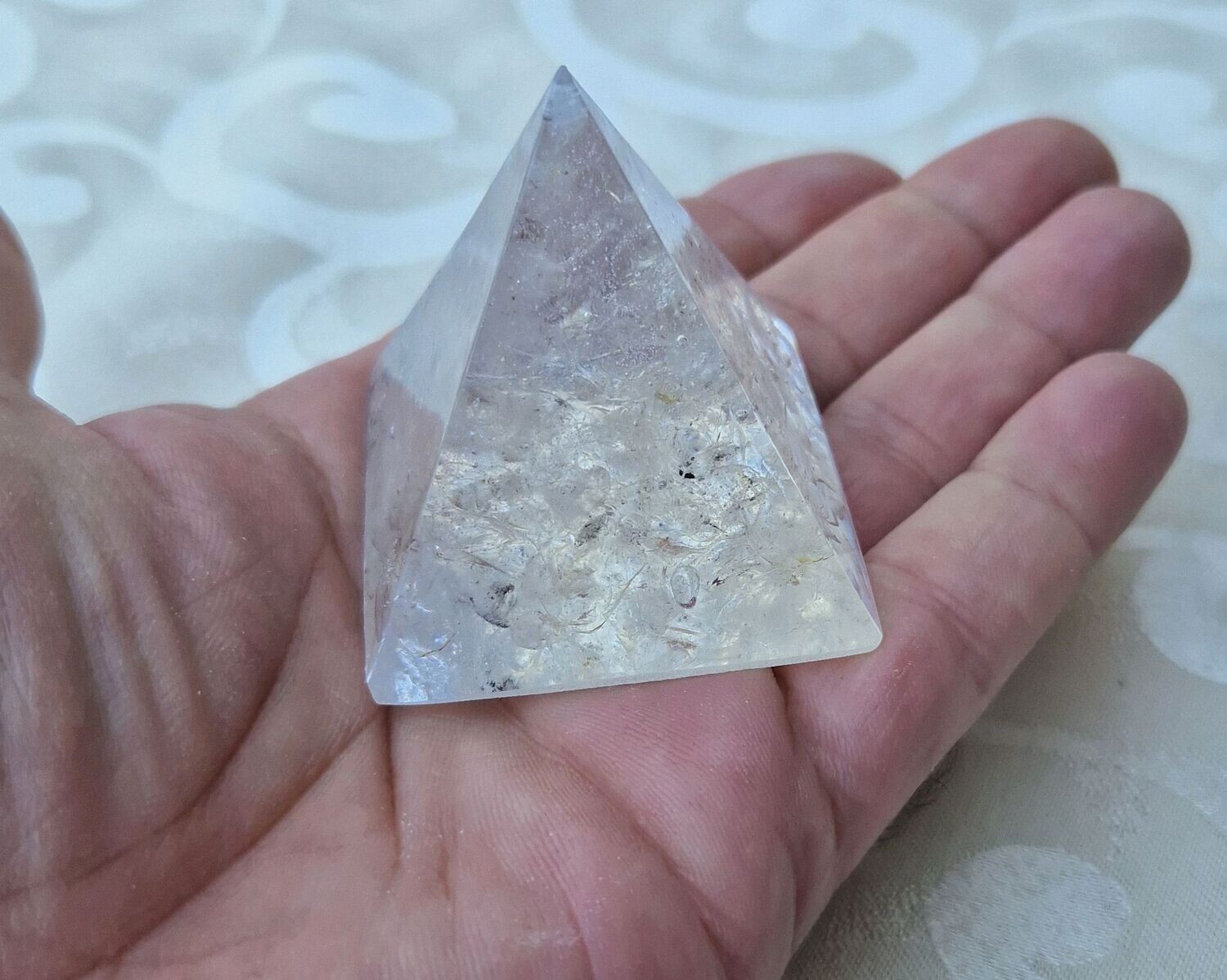 ​​Kleine Pyramide mit Bergkristall