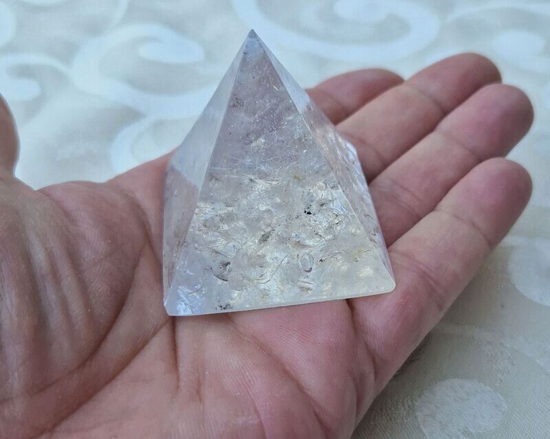 ​​Kleine Pyramide mit Bergkristall