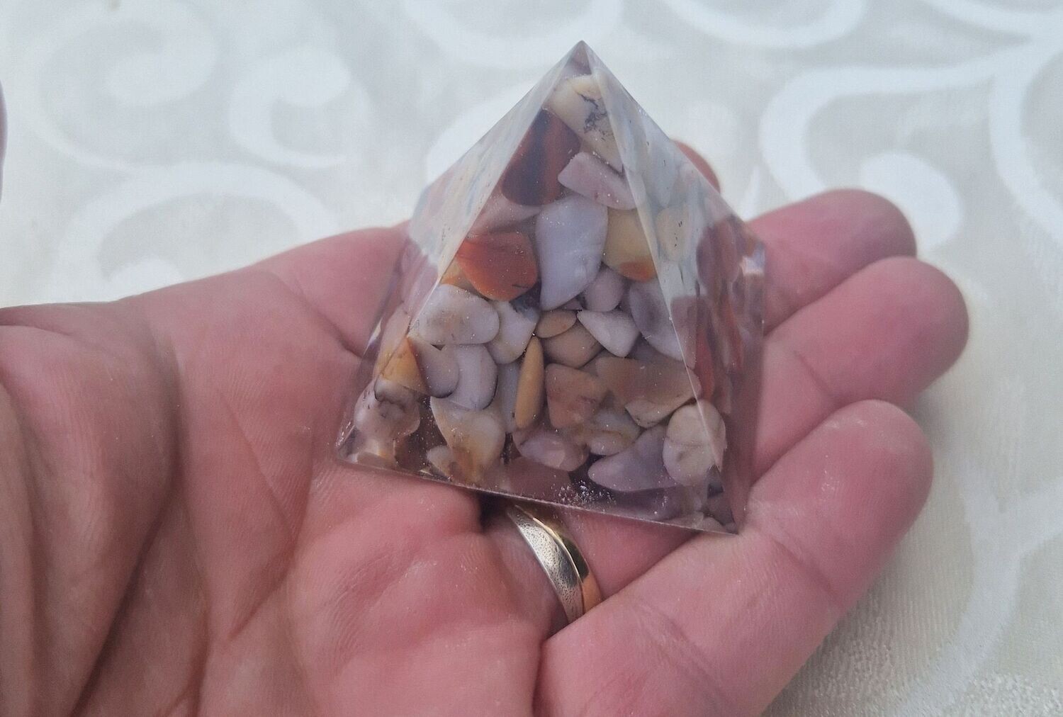 ​Kleine Pyramide mit Chalcedon Orange River