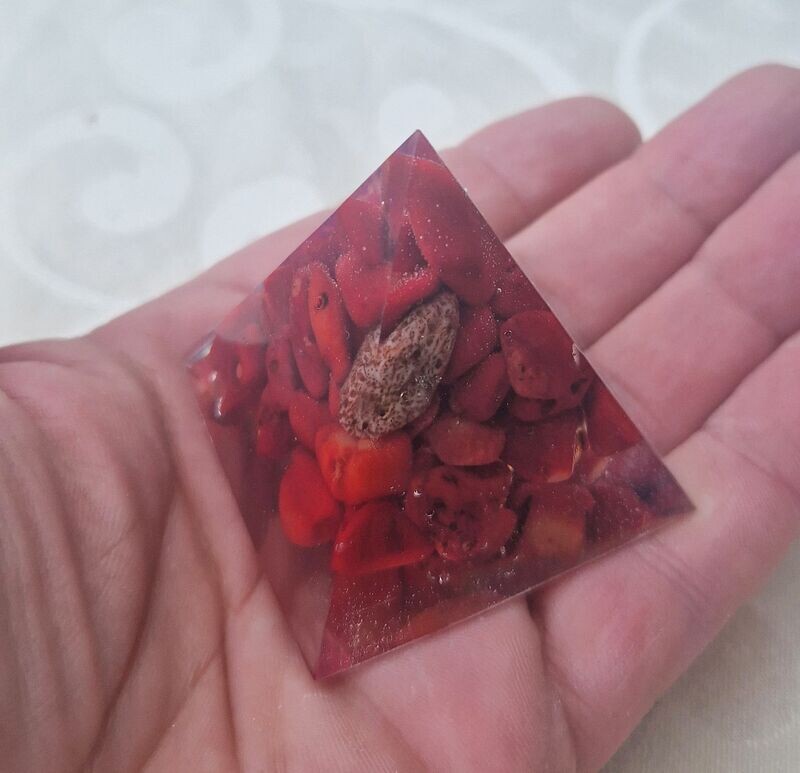 ​​​Kleine Pyramide mit roter Koralle