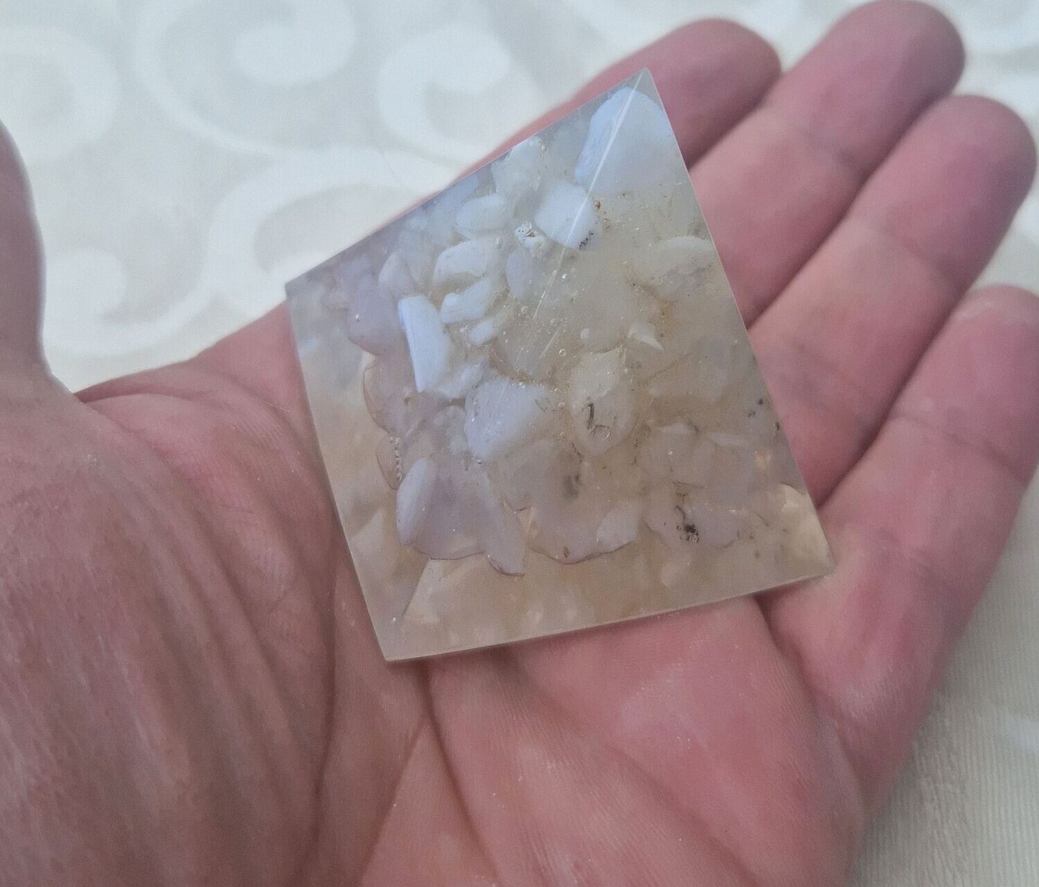 ​​Kleine Pyramide mit Achat weiss